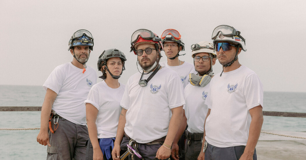 In Venezuela, These Rescue Workers and Volunteers Rushed Into the Earthquake Zone